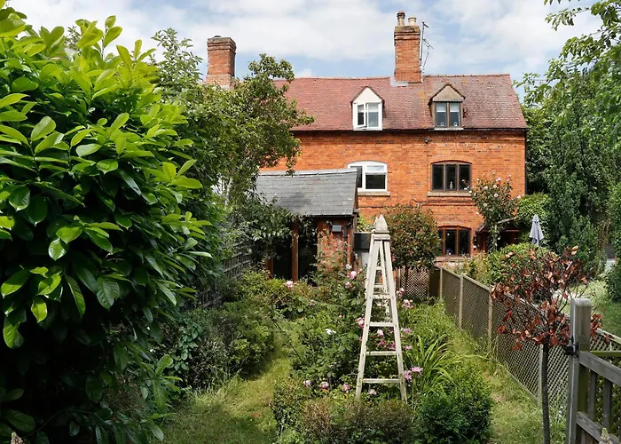 Romantic Cotswold Cottage- Dog Friendly And Village Location