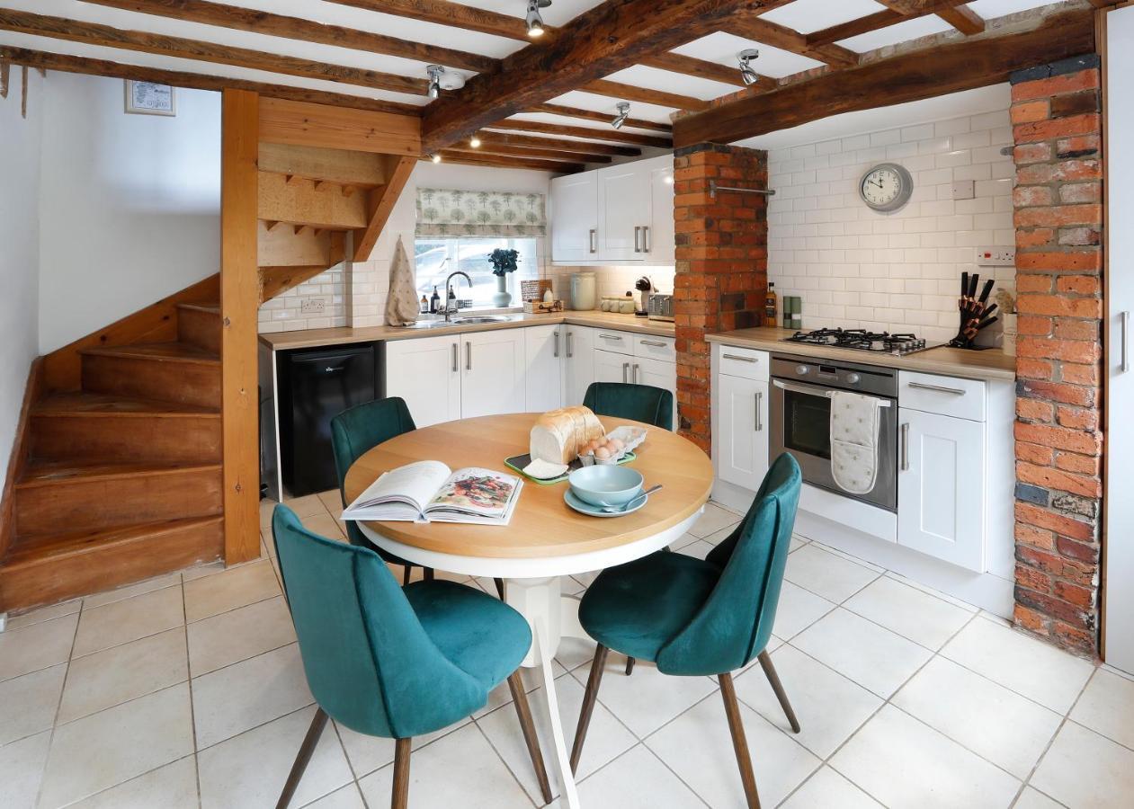 Holiday home Romantic Cotswold Cottage- Dog Friendly And Village Location