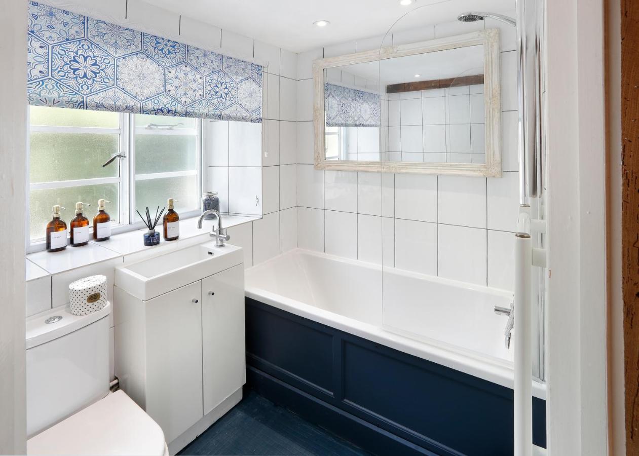 Romantic Cotswold Cottage- Dog Friendly And Village Location Holiday home