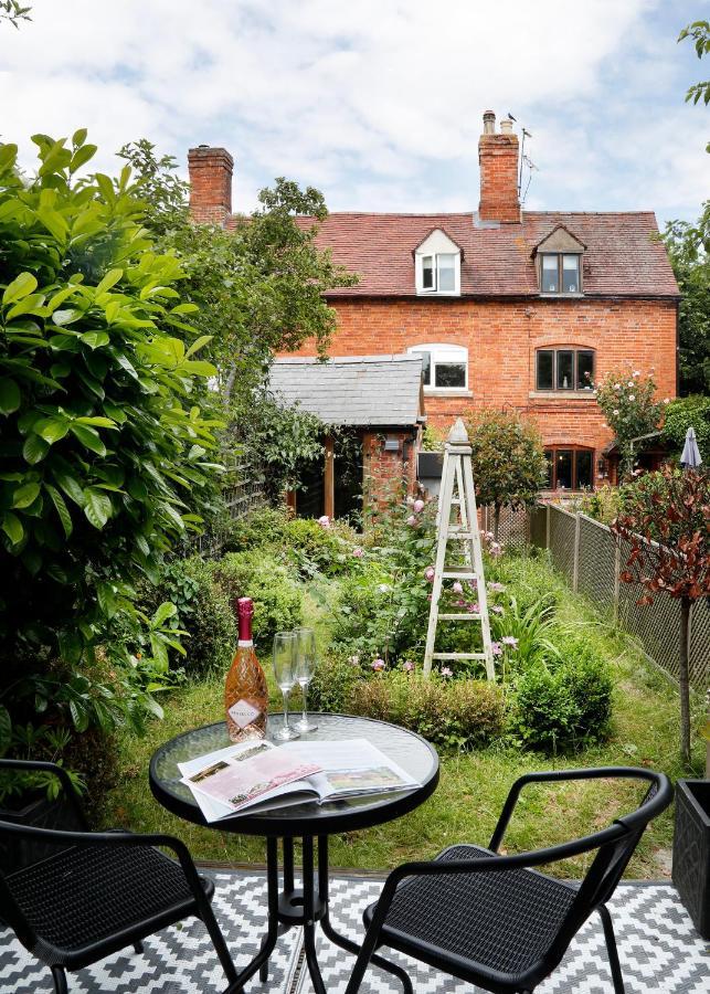 Romantic Cotswold Cottage- Dog Friendly And Village Location Holiday home