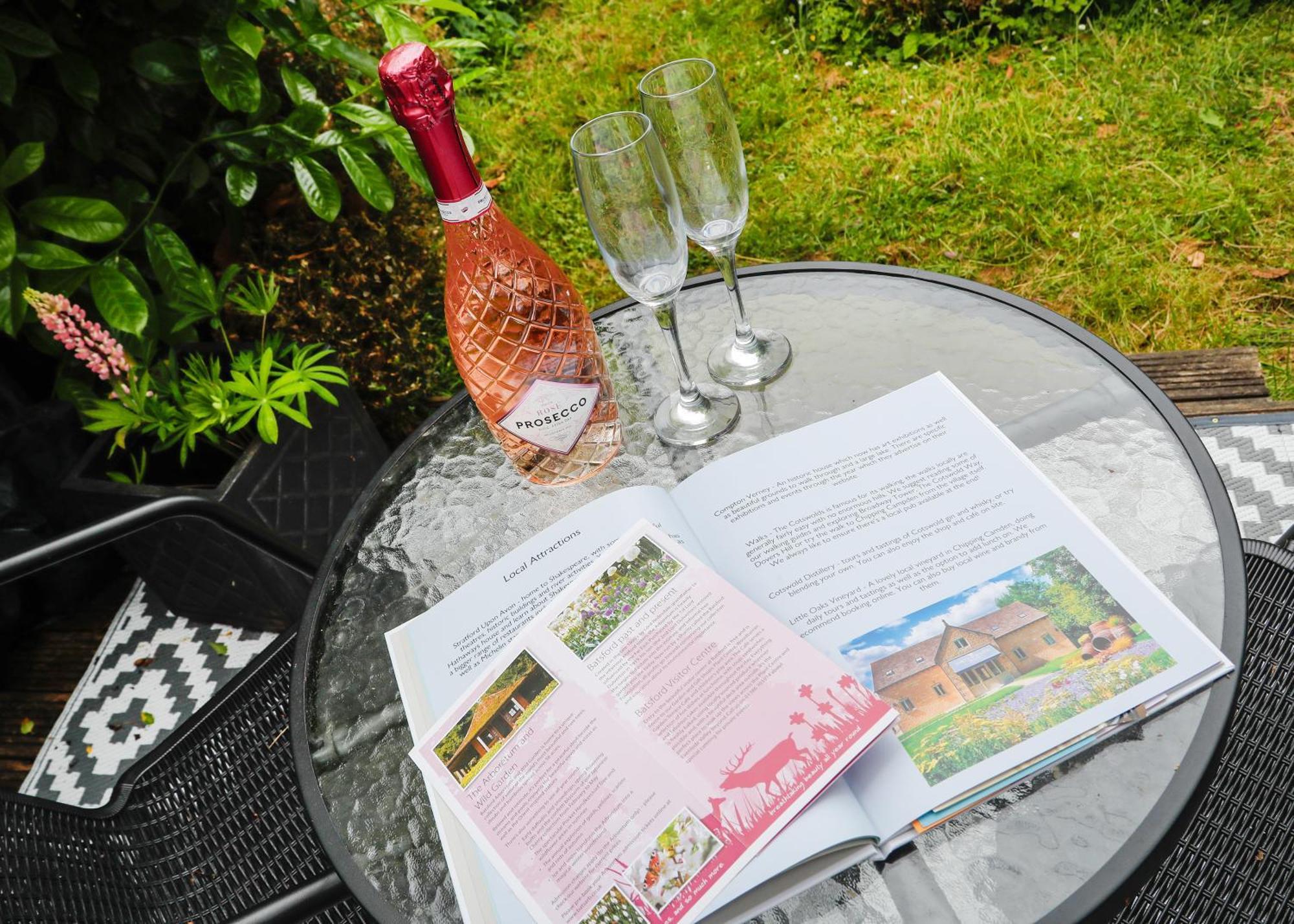 Romantic Cotswold Cottage- Dog Friendly And Village Location
